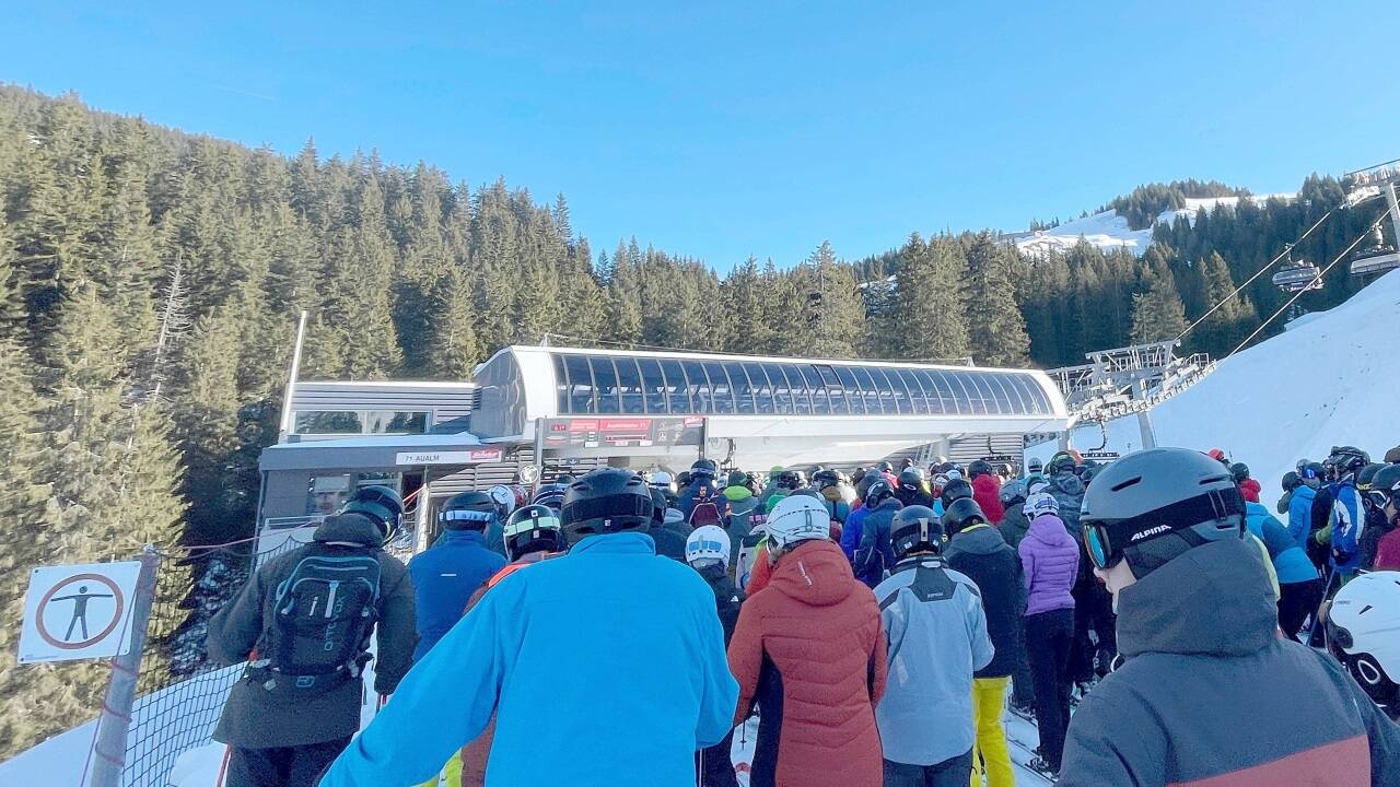Menschtrauben am Lift: Das Bild wurde im Jänner 2025 in Söll am Wilden Kaiser aufgenommen. Menschtrauben am Lift: Das Bild wurde im Jänner 2025 in Söll am Wilden Kaiser aufgenommen.