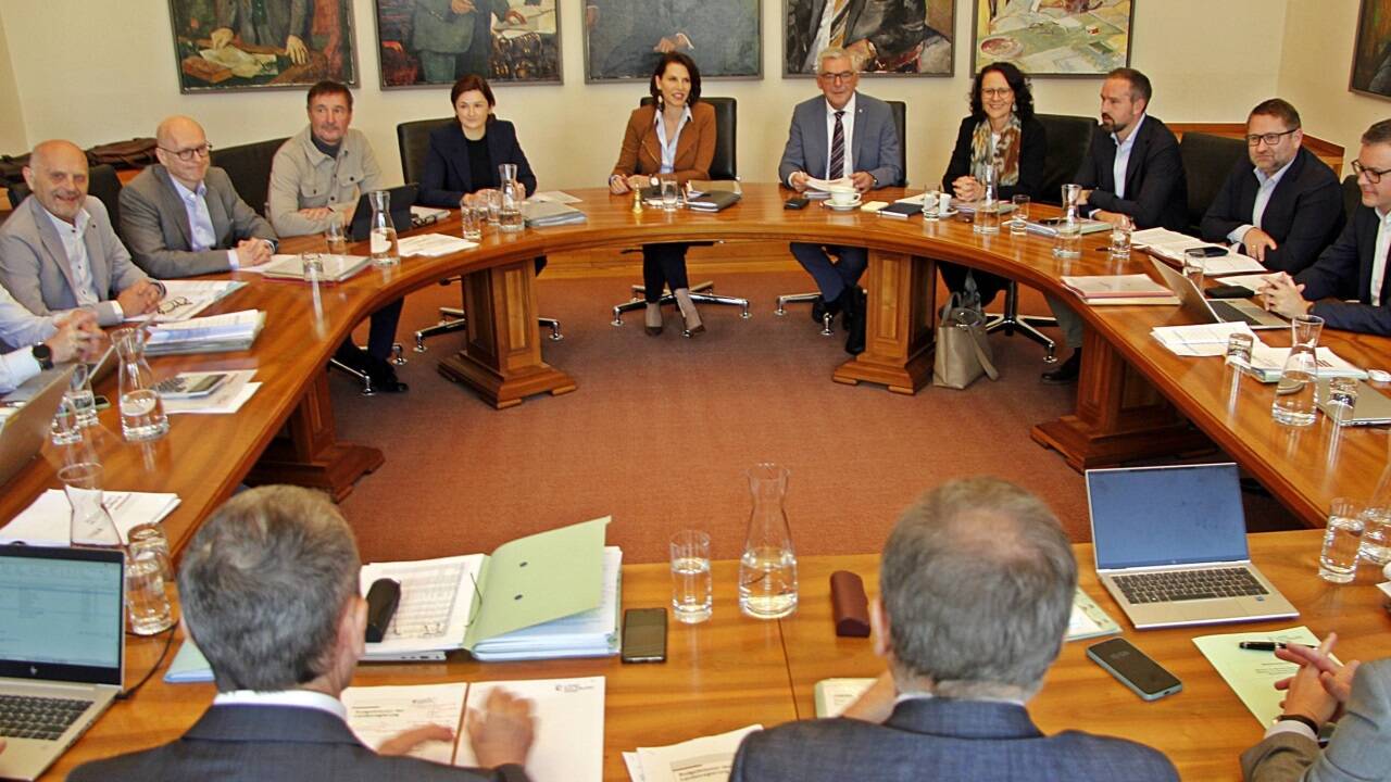 Am Montag nahmen sie alle Platz, um Millionen einzusparen – oder vor dem Sparstift zu verteidigen: Die Regierungsmitglieder von ÖVP und FPÖ bei der Budgetklausur im Chiemseehof. 
