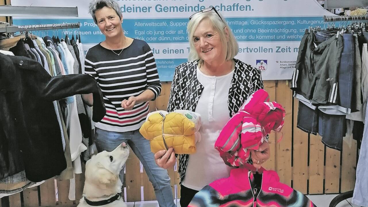 Isabella Thaler (r.) leitet den neuen Kostnix-Laden in Bischofshofen. Die Leiterin des Caritas-Zentrums, Renate Stromminger (l.), freut sich über das neue Projekt.  