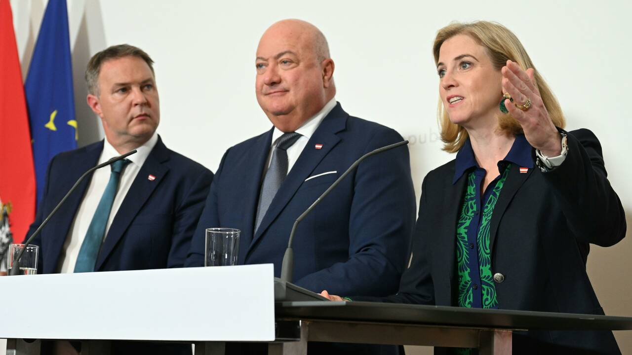 Für die Neos wird es immer schwieriger, die Regierungsbeteiligung zu rechtfertigen: Neos-Chefin Beate Meinl-Reisinger mit SPÖ-Chef Andreas Babler und ÖVP-Chef Christian Stocker (von links). Für die Neos wird es immer schwieriger, die Regierungsbeteiligung zu rechtfertigen: Neos-Chefin Beate Meinl-Reisinger mit SPÖ-Chef Andreas Babler und ÖVP-Chef Christian Stocker (von links).