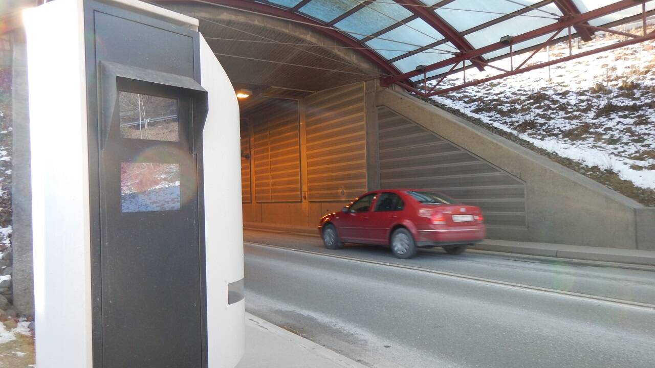 Die Section Control beim Nordportal des Zeller Schmittentunnels. Dort gibt es sie schon länger, auf Freilandstrecken der B 311 nicht. Die Section Control beim Nordportal des Zeller Schmittentunnels. Dort gibt es sie schon länger, auf Freilandstrecken der B 311 nicht.