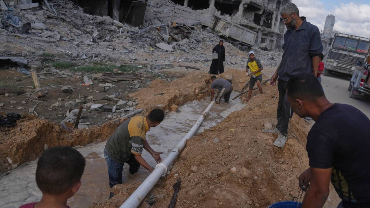 Bewohner von Gaza-Stadt sind nach Inkrafttreten der Waffenruhe dabei, die kaputte Infrastruktur, im Bild eine Wasserleitung, wieder zu reparieren.  