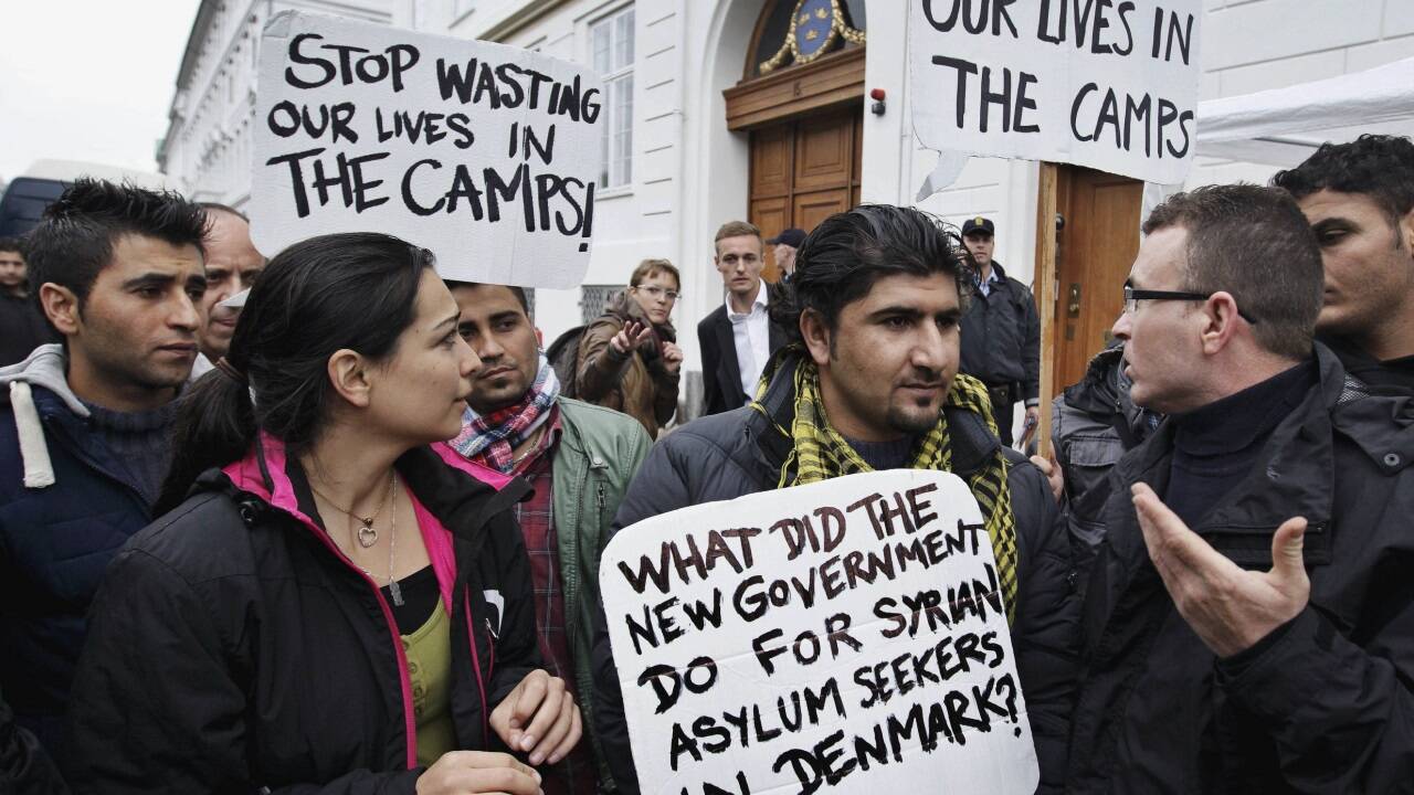 Politik und Behörden setzten im Umgang mit Asylbewerbern aus Syrien eine Unwillkommenskultur durch. Bereits ab 2021 wurden Teile des Bürgerkriegslands als „sicher“ eingestuft, um Abschiebungen zu ermöglichen (Archivbild). 