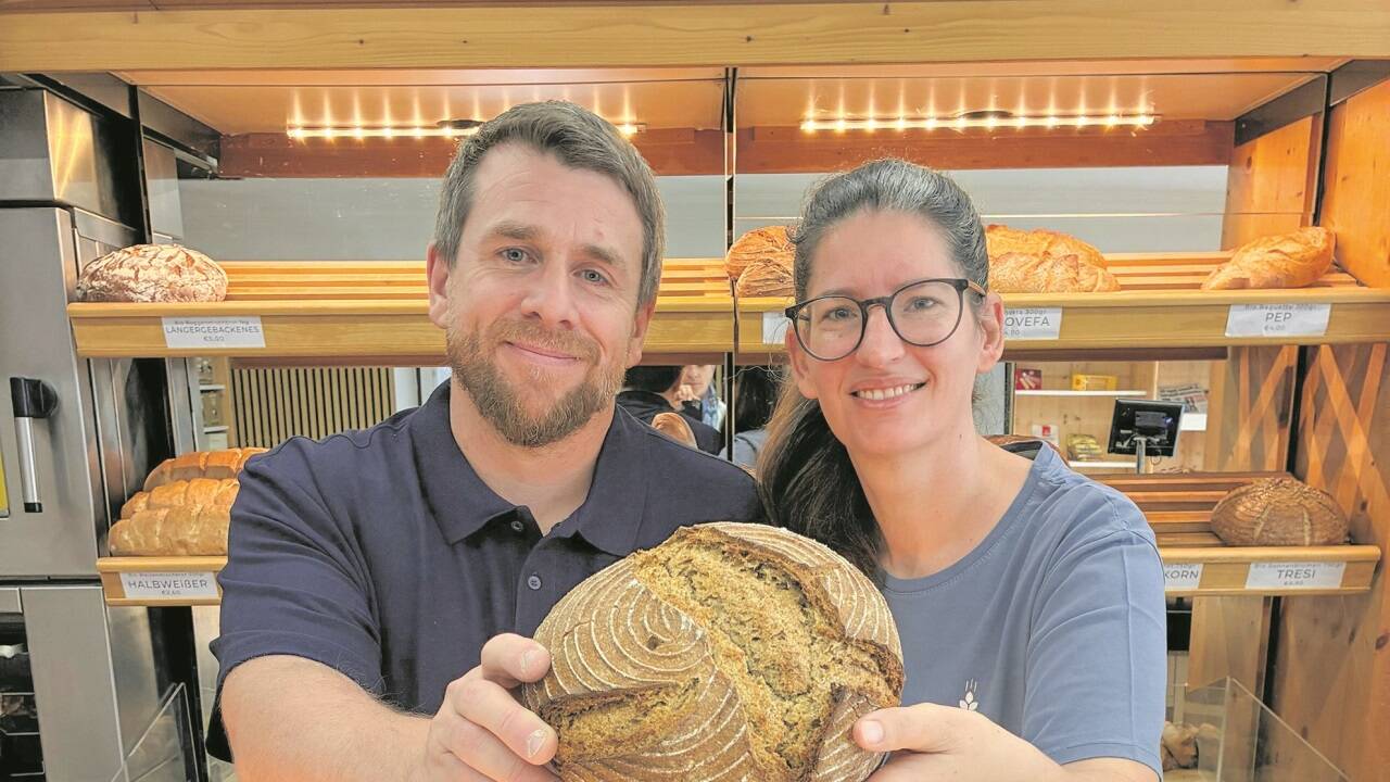 Alex und Marianna Höck mit ihrem Sauerteigbrot Franz. 