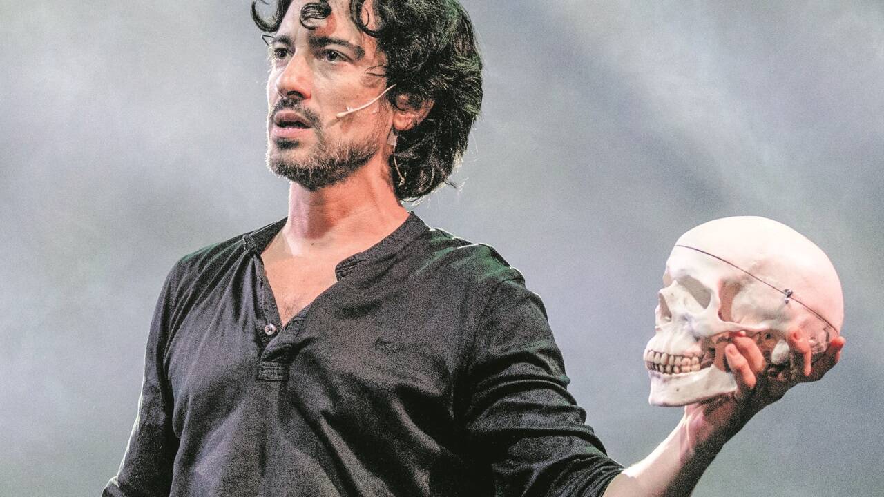 Hamlet und alle anderen Rollen im gleichnamigen Schauspiel verkörpert Stefano Bernadin im Kleinen Theater. Hamlet und alle anderen Rollen im gleichnamigen Schauspiel verkörpert Stefano Bernadin im Kleinen Theater.
