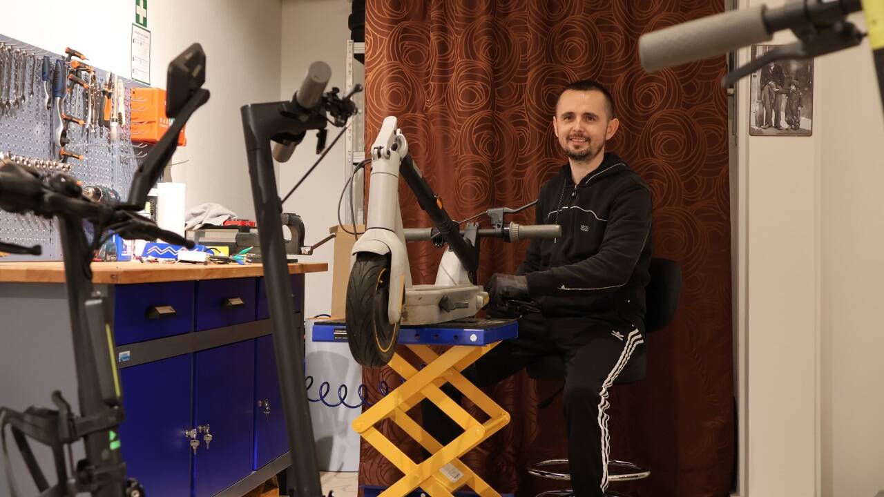 Florin-Andrei Uietiu prüft in seiner Werkstatt E-Scooter auf Herz und Nieren. 