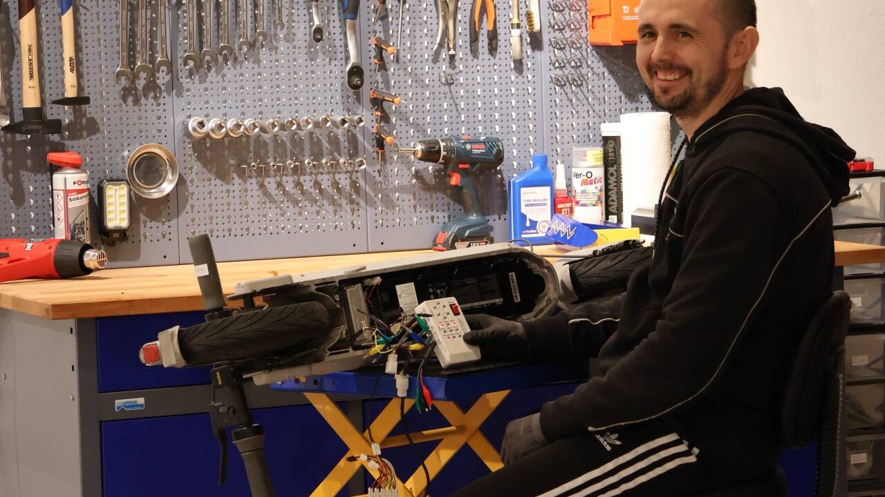 Florin-Andrei Uietiu prüft in seiner Werkstatt E-Scooter auf Herz und Nieren. 
