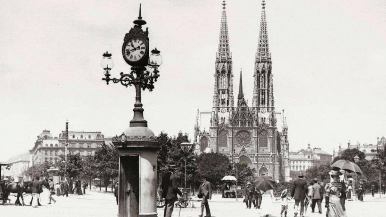 'urbanize!' lädt zur Zeitreise: Uhr vor der Votivkirche 