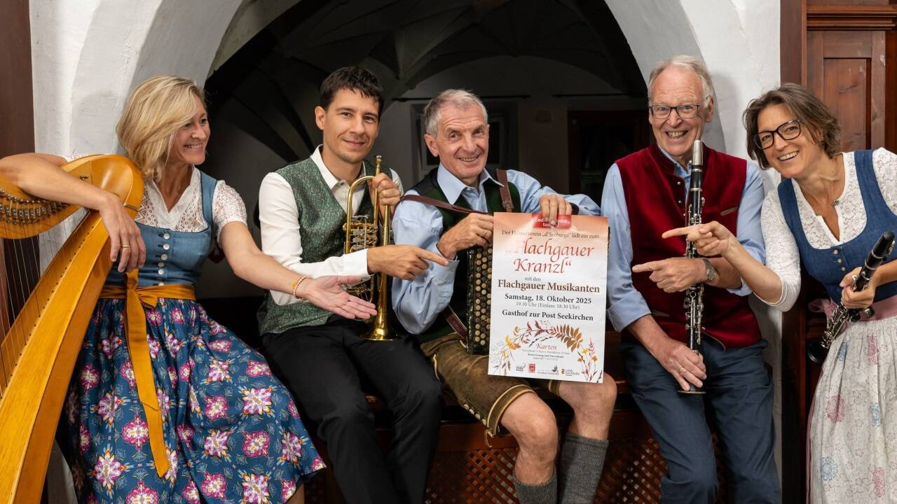 Die Flachgauer Musikanten: Waltraud Stögner (Harfe), Christian Simmeth (Trompete), Markus Helminger (Harmonika), Karl Müller (Klarinette), Katharina Pföss (Klarinette). 