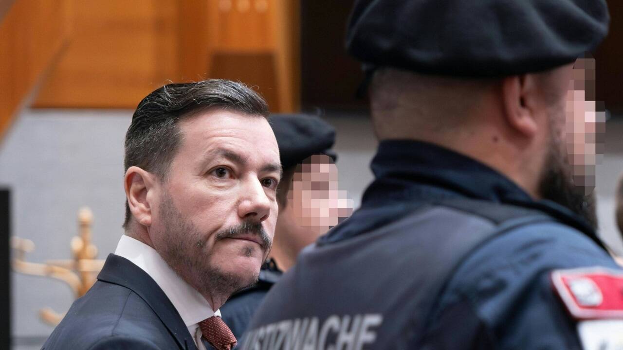 Gleich zehn Justizwachebeamte führten Benko in den Saal. 