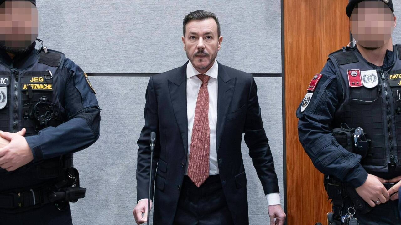 Gleich zehn Justizwachebeamte führten Benko in den Saal. 