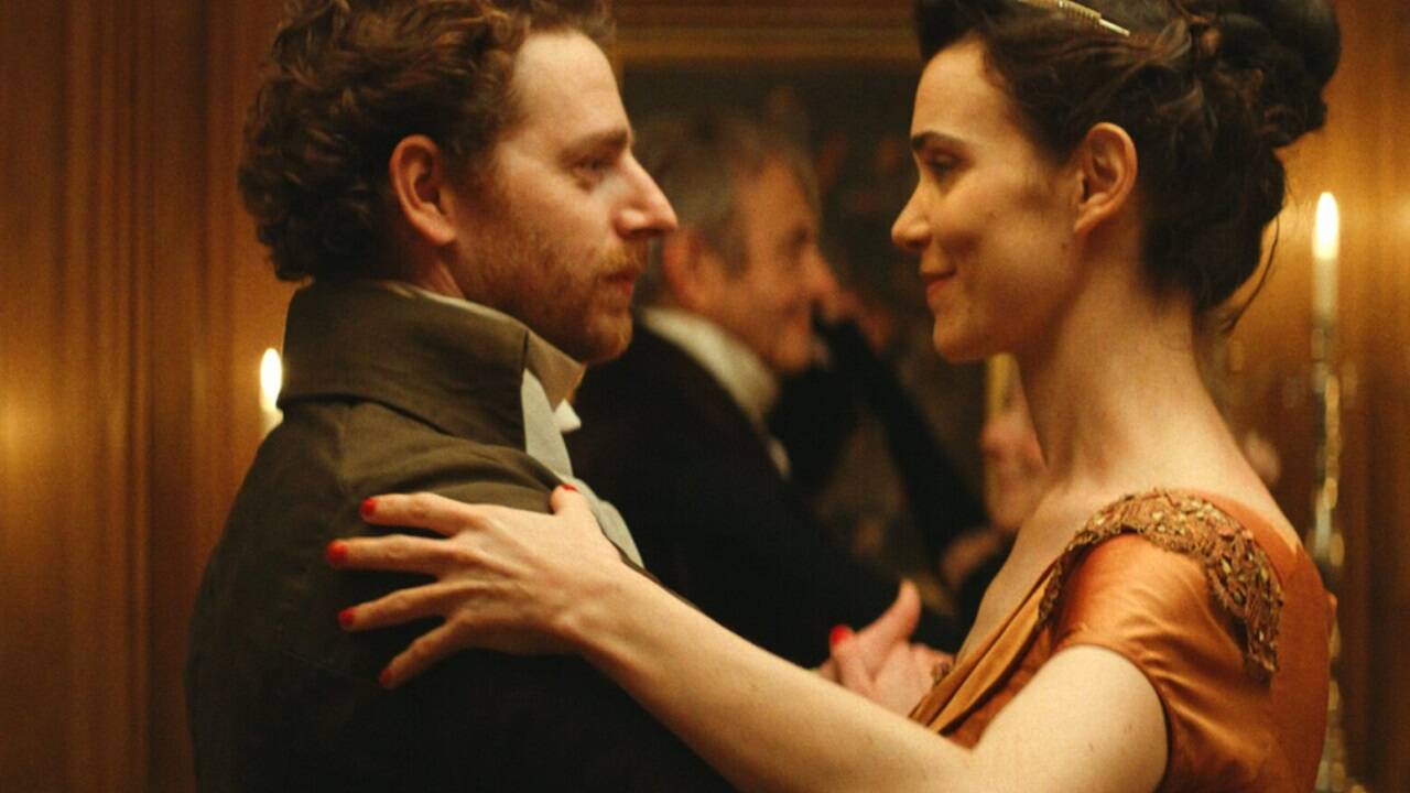 Agathe (Camille Rutherford) bewegt sich in einer Traumwelt gebaut aus den Romanen von Jane Austen. 