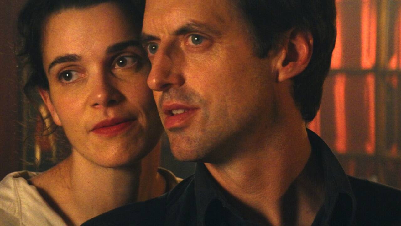 Agathe (Camille Rutherford) bewegt sich in einer Traumwelt gebaut aus den Romanen von Jane Austen. 