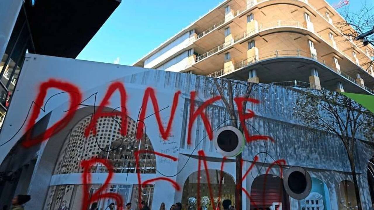 Vor allem in Österreich wohl am bekanntesten: Das geplante Kaufhaus „Lamarr“ in der Mariahilfer Straße in Wien. Der neue Eigentümer plant einen Teilabriss. Hier hat sich eine gewisse öffentliche Frustration in Form eines Graffitos Raum verschafft. Vor allem in Österreich wohl am bekanntesten: Das geplante Kaufhaus „Lamarr“ in der Mariahilfer Straße in Wien. Der neue Eigentümer plant einen Teilabriss. Hier hat sich eine gewisse öffentliche Frustration in Form eines Graffitos Raum verschafft.