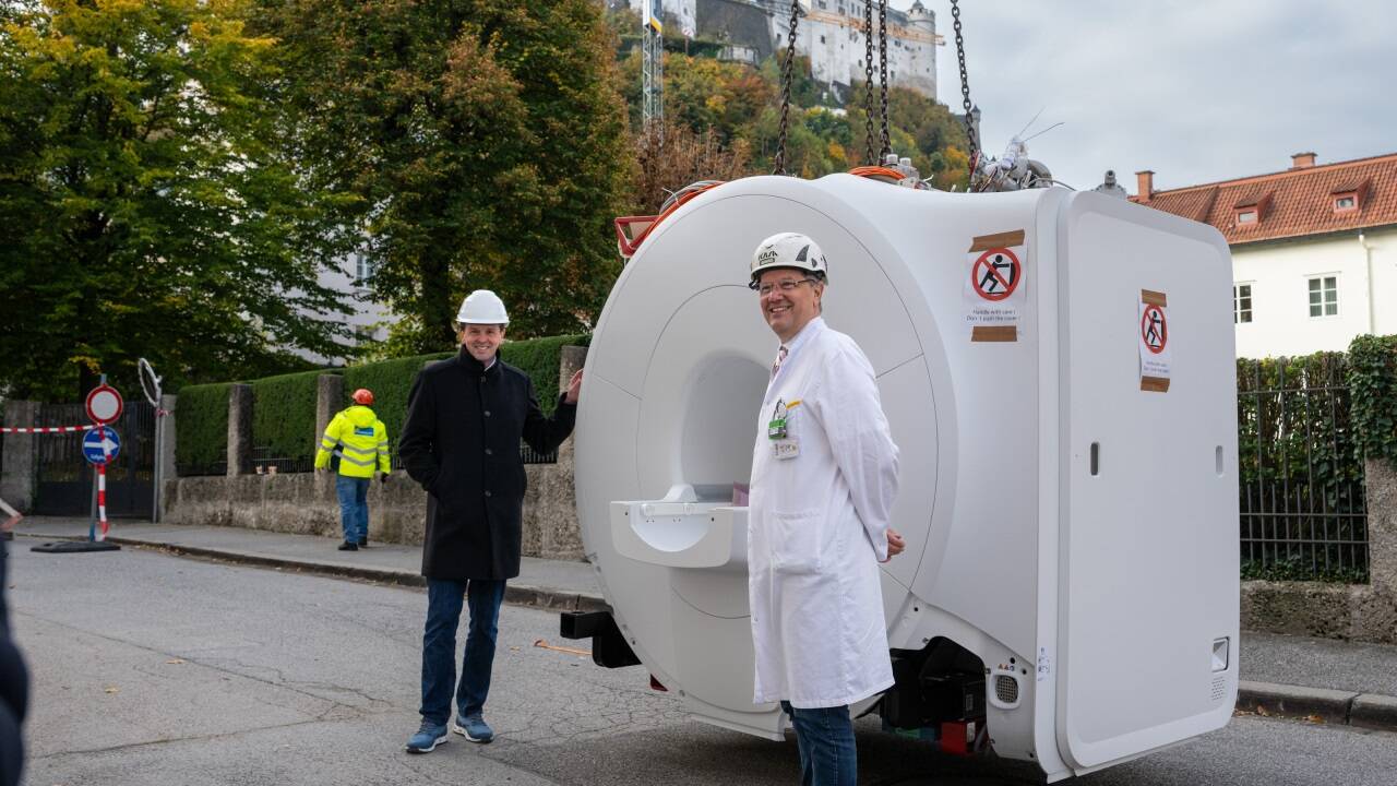 Direktor Arno Buchacher und Univ. Doz. Dr. Gottfried Schaffler mit MRT-Gerät. 