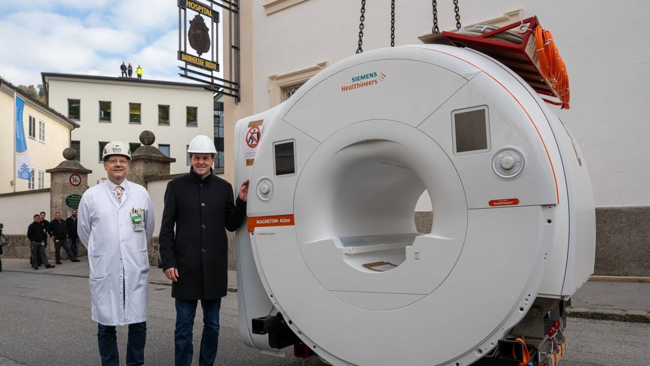 Direktor Arno Buchacher und Univ. Doz. Dr. Gottfried Schaffler mit MRT-Gerät. 
