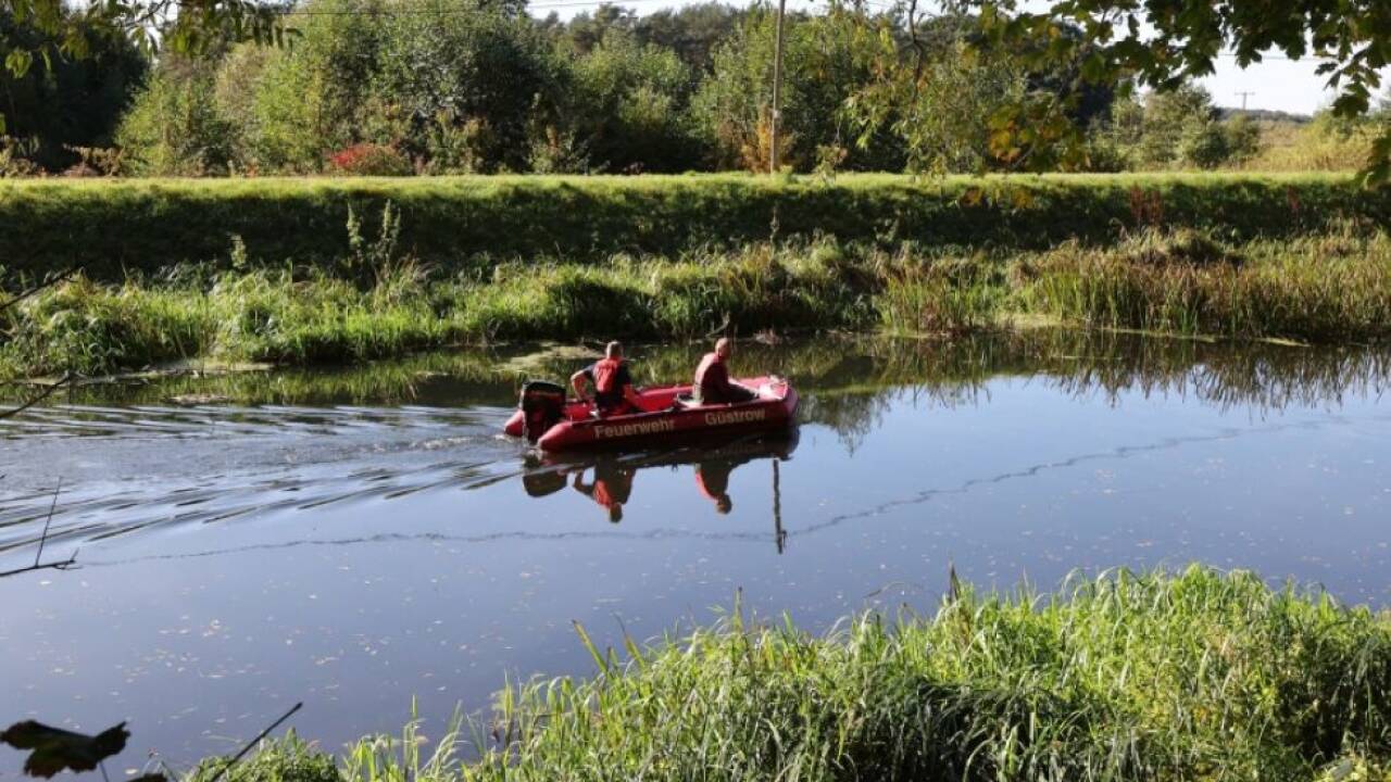 Suche der Feuerwehr auf dem Bützow-Güstrow-Kanal 