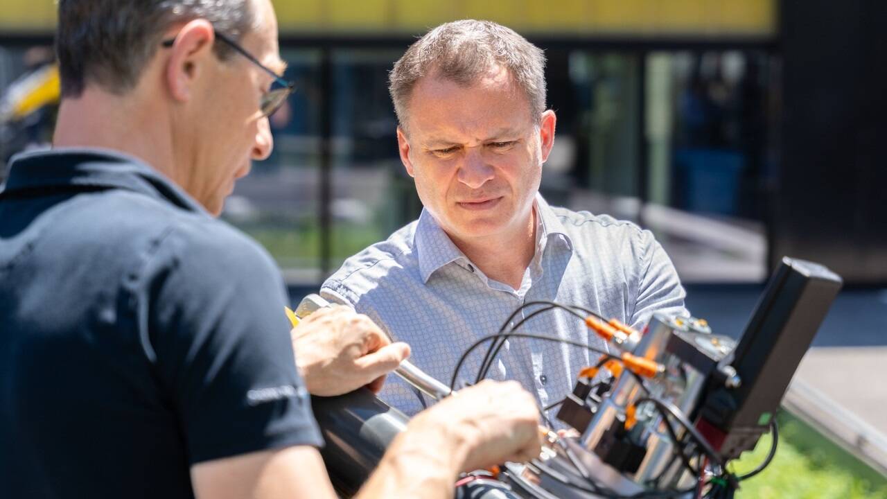 RWT-Chef Reinhard Thor (re.) mit Andreas Plöckinger vom Linz Center of Mechatronics. RWT-Chef Reinhard Thor (re.) mit Andreas Plöckinger vom Linz Center of Mechatronics.