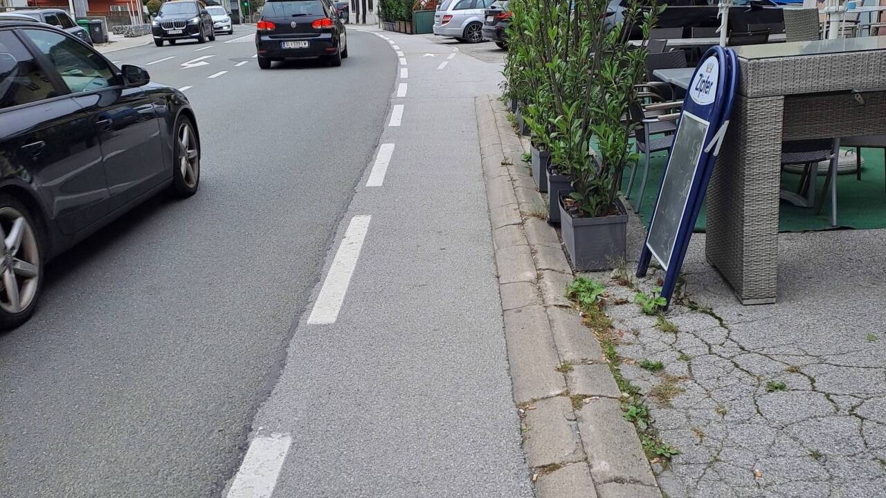 Auch bei der Gnigler Stub'n ist der Gehsteig schmal. Auch bei der Gnigler Stub'n ist der Gehsteig schmal.