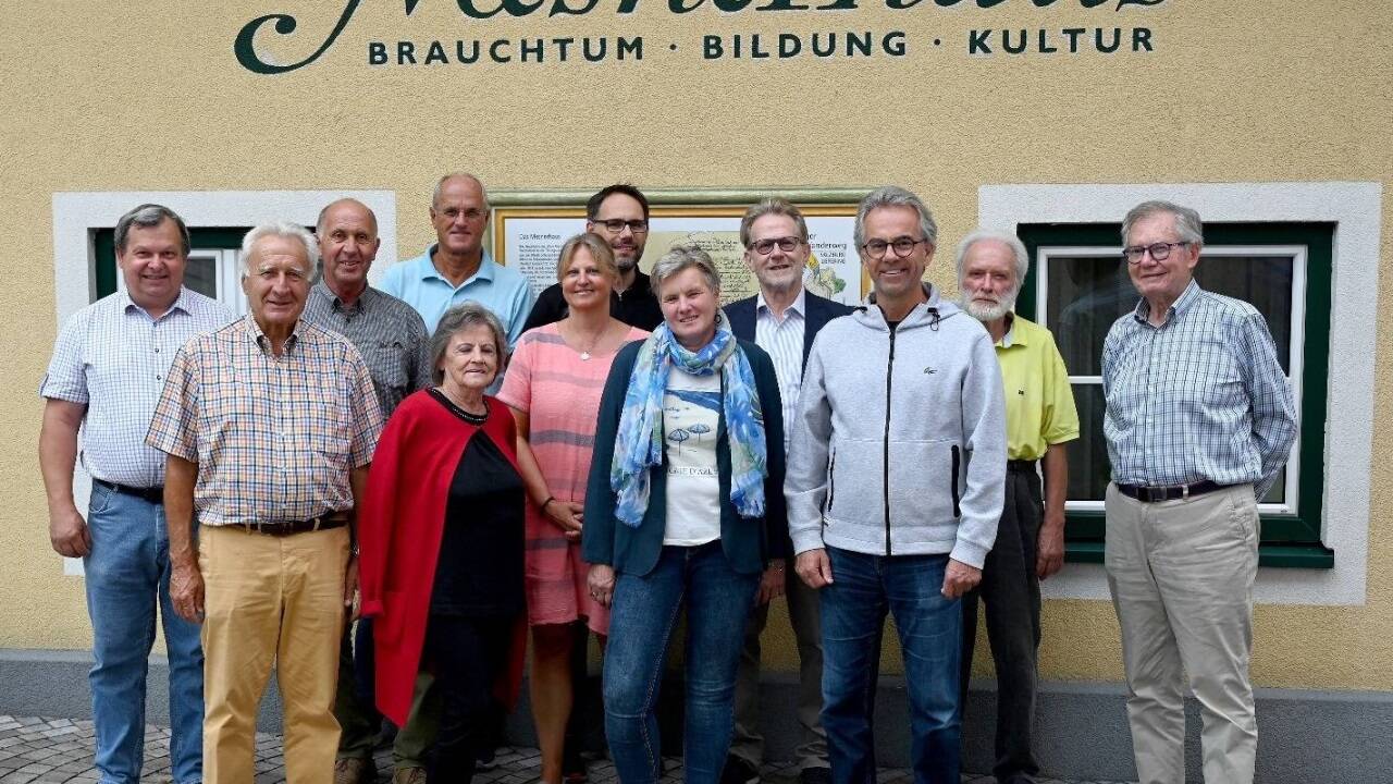 Der harte Kern des Clubs Liefering, v.l.: Helmut Karl, Fritz Padinger, Franz Putzhammer, Manfred Laux, Eva Rumersdorfer, Petra Federer, Roland Lechner, Maria Putzhammer, Stefan Reeb, Christoph Brandstätter, Erhard Petzel und Werner Hölzl.   