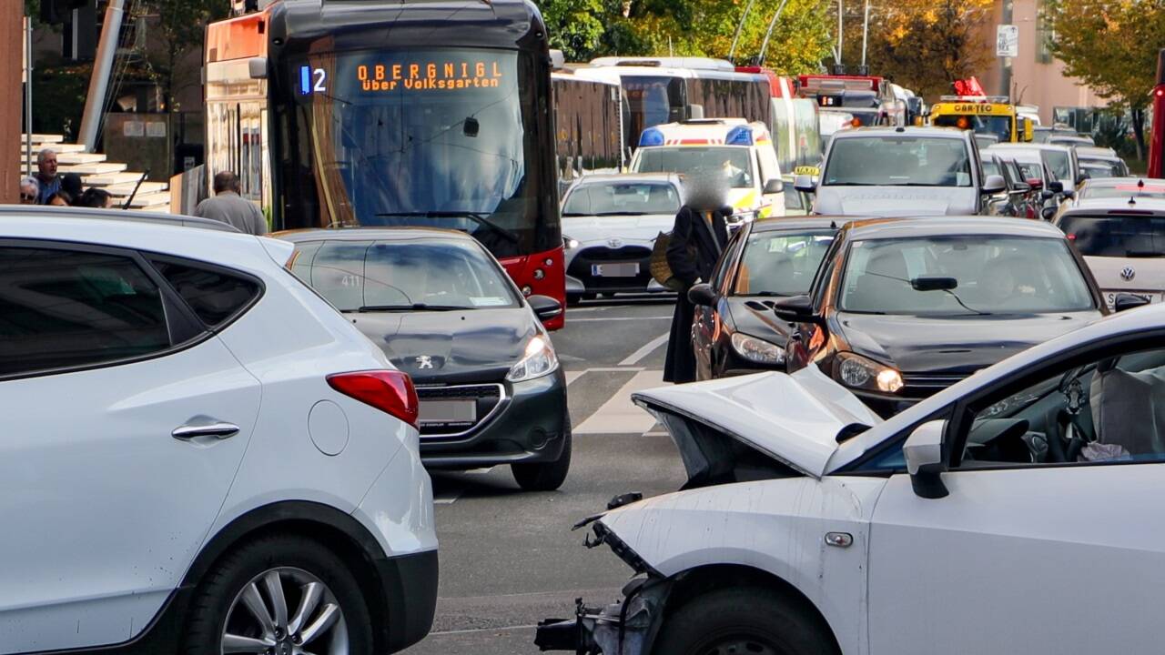Zwei Kinder und eine erwachsene Person sollen bei dem Unfall verletzt worden sein. 
