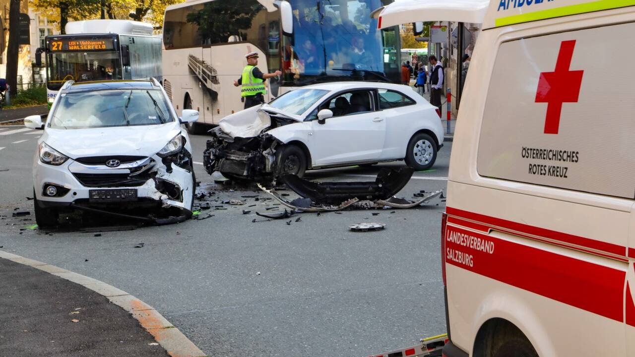 Das Rote Kreuz brachte die Verletzten ins Unfallkrankenhaus.  