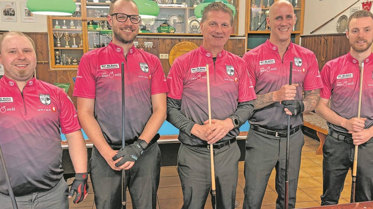 Das Team rund um Erich Matheis (m.) ist Landesmeister im Billard.  