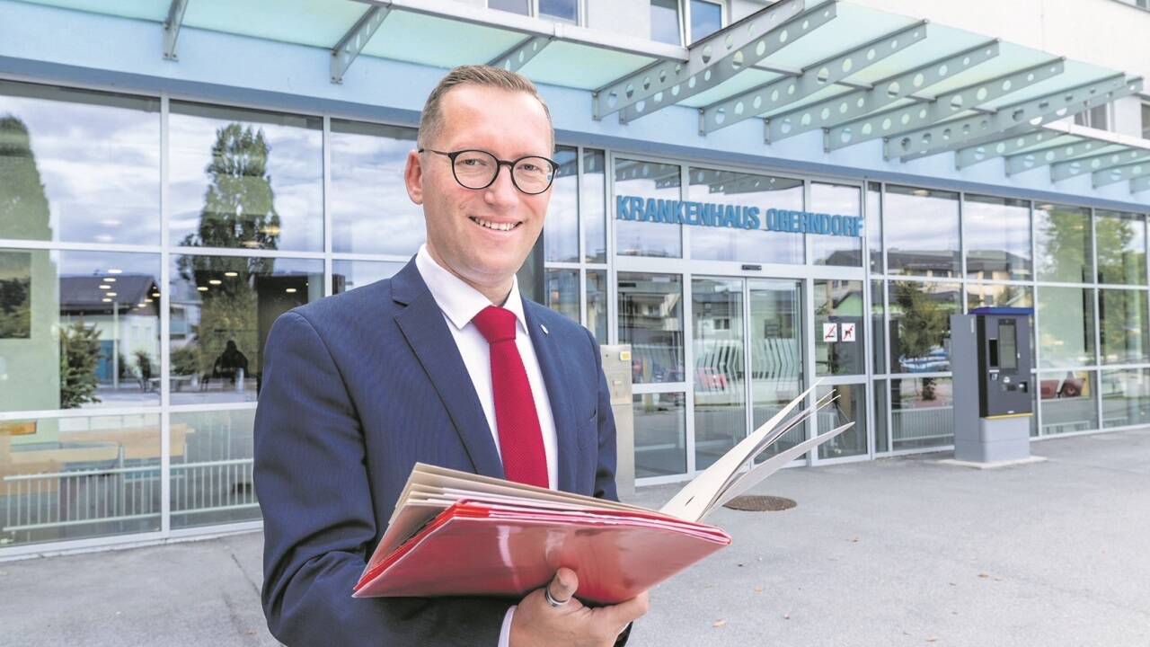 Bgm. Georg Djundja (SPÖ) vor dem Krankenhaus Oberndorf. Er ist mit dem Verhandlungsergebnis zufrieden.  