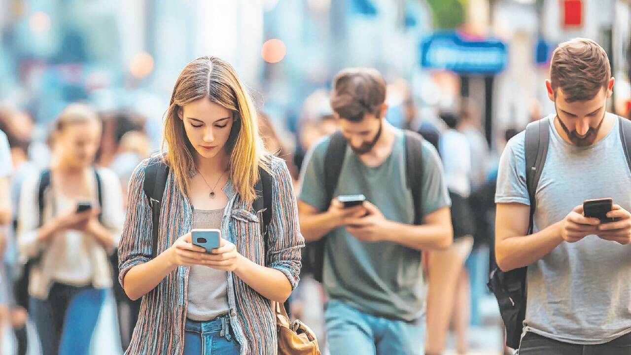 Jeder schaut gebannt auf den Bildschirm des Smartphones – für das Konzentrationsvermögen ist das Gift. Jeder schaut gebannt auf den Bildschirm des Smartphones – für das Konzentrationsvermögen ist das Gift.
