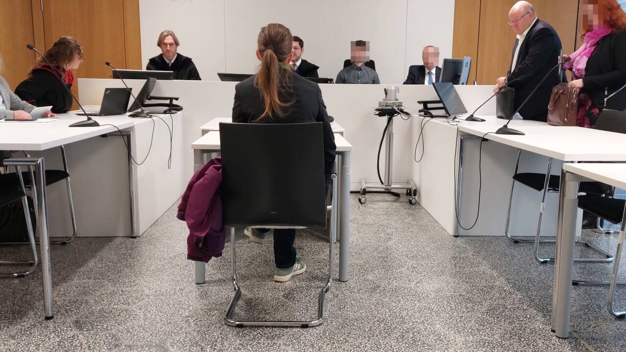 Jahrelang soll die Angeklagte Firmengelder auf ihre eigenen Konten überwiesen haben. Sie betont, dass dies im Auftrag ihres Chefs geschah. 