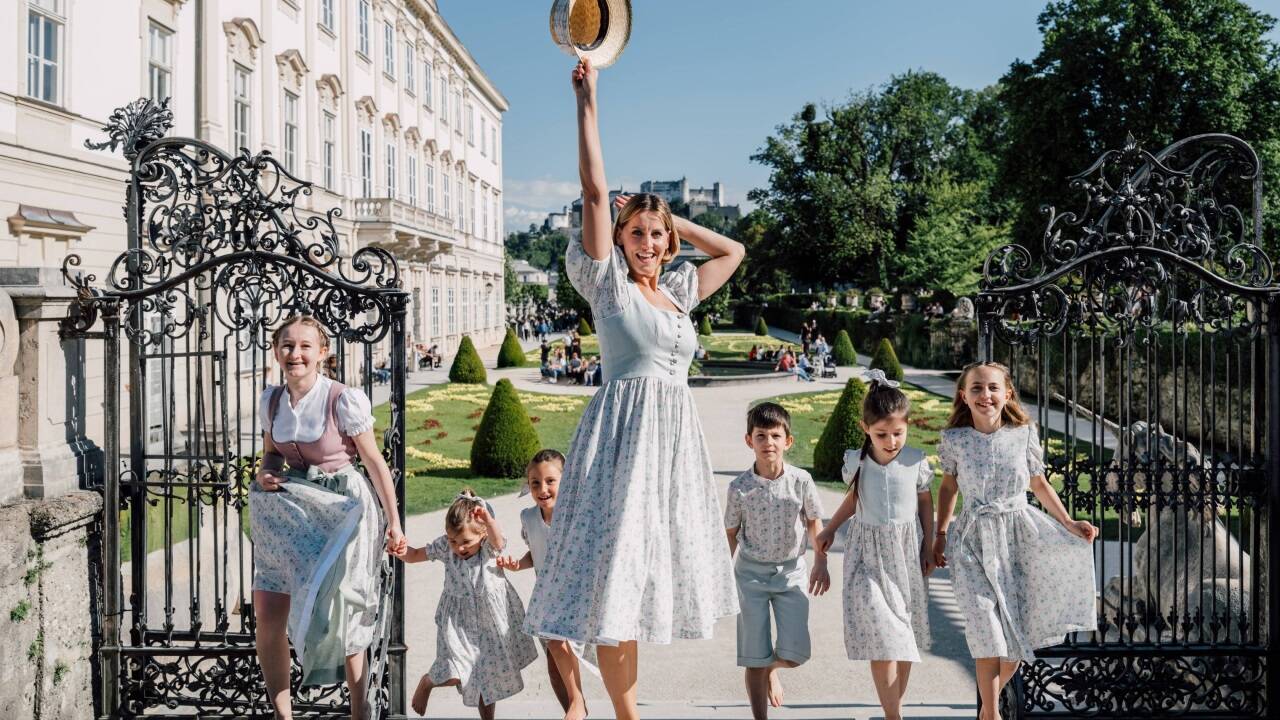 Bilder mit Werbewert: Zum Jubiläum hat die Salzburg Land Tourismus Gesellschaft berühmte Szenen aus „The Sound of Music“ nachempfunden. 