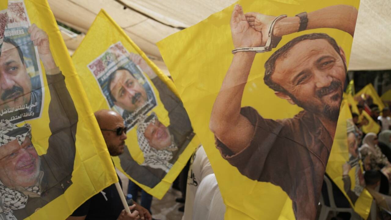Unterstützer von Marwan Barghuthi führen seit Jahren Fahnen von ihrem Idol bei Palästinenser-Demonstrationen mit – und stellen ihn oft eine Stufe mit dem ersten Palälstinenserpräsidenten Jassir Arafat, dem er hätte nachfolgen können – wäre er nicht in einem israelischen Gefängnis gelandet.  