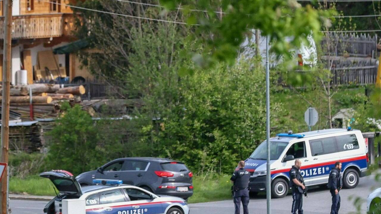 Polizisten im Tatortbereich nach der grauenhaften Bluttat in Maria Alm. 