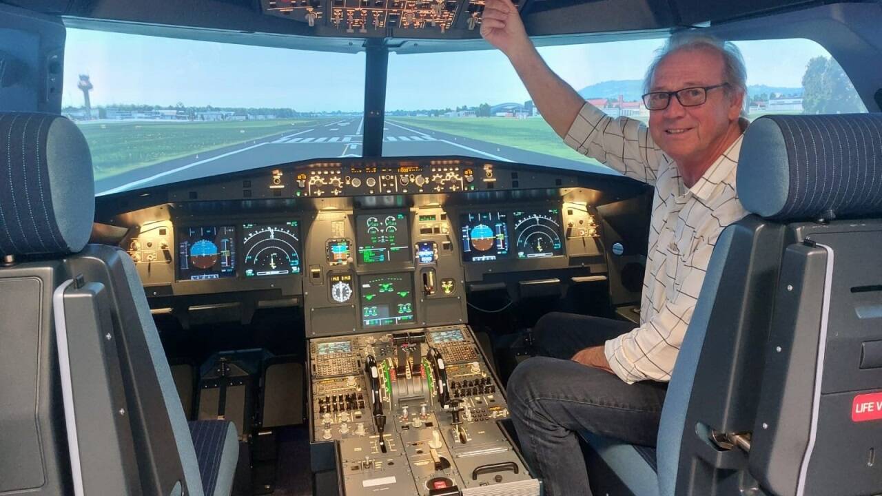 Paul Empl im Cockpit seines Simulators. Auf den Bildschirmen sieht man den Salzburger Flughafen. Paul Empl im Cockpit seines Simulators. Auf den Bildschirmen sieht man den Salzburger Flughafen.