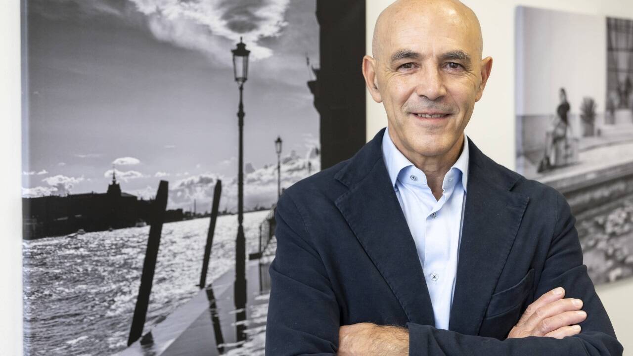 Der Duft der Serenissima: Giorgio Simonetto in den Räumen der Dante – vor Fotos von Leo Fellinger (Kunstbox Seekirchen). 