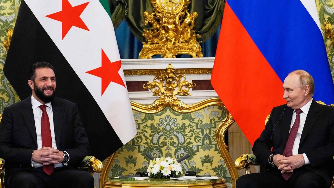 Russlands Präsident Wladimir Putin empfing am Mittwoch Syriens neuen Machthaber Ahmed al-Scharaa (li.) im Kreml.  