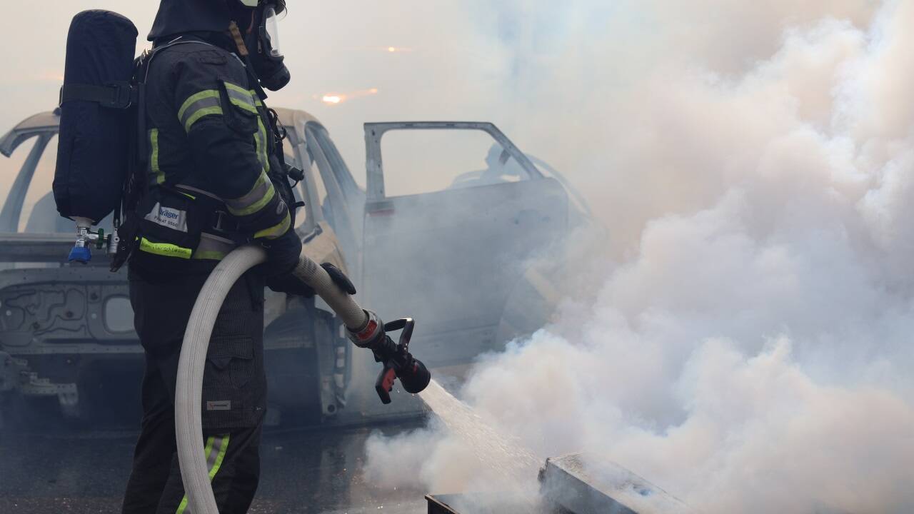 Österreichs Berufsfeuerwehren übten am Mittwoch in Salzburg den Umgang mit E-Autos im Ernstfall. 