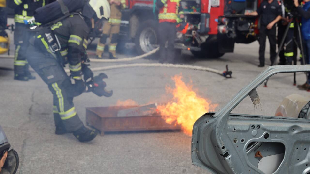 Zunächst wurde die Autobatterie mit einer Bergeschere kurzgeschlossen und so entzündet. 