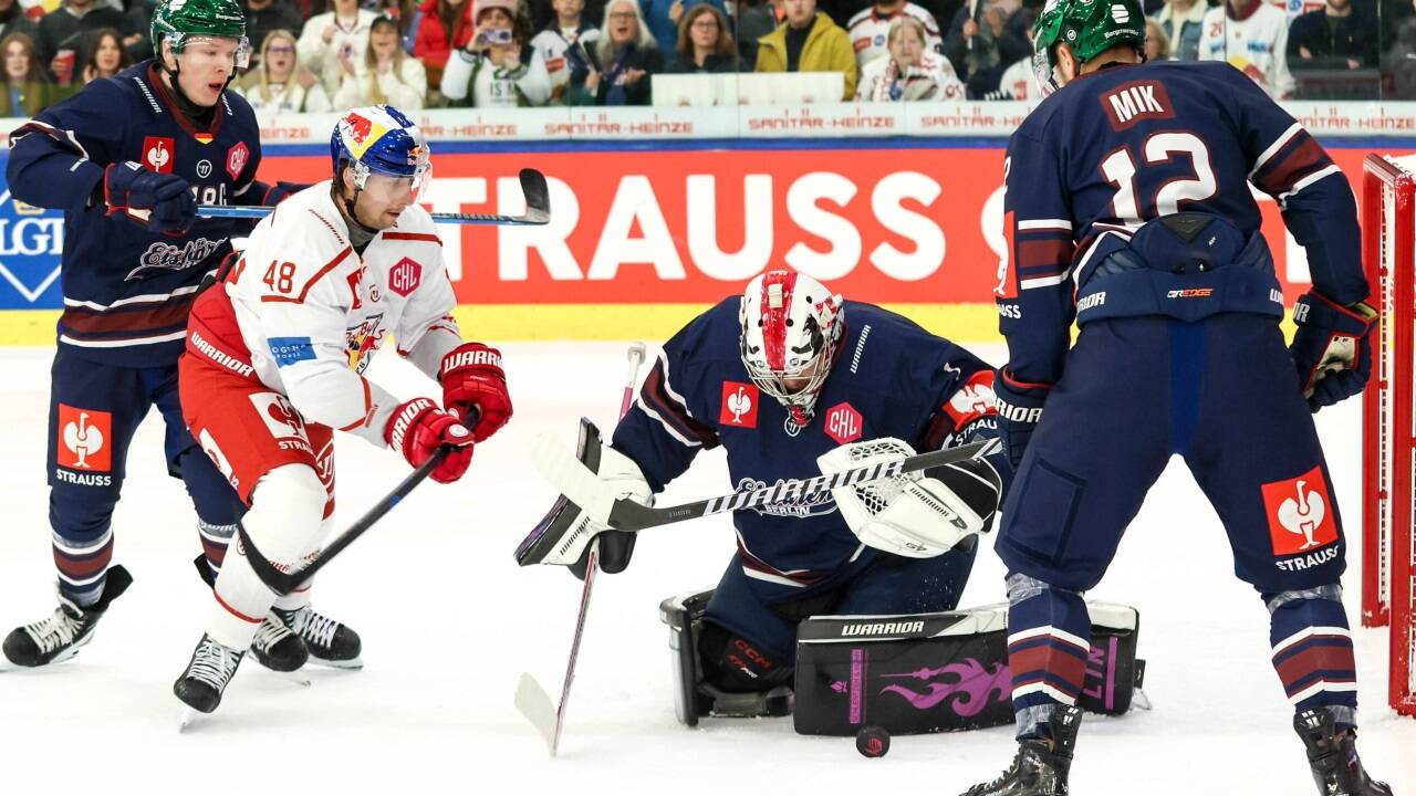 Dauerbeschuss: Lucas Thaler (48) gegen Berlin-Goalie Jonas Stettmer. Dauerbeschuss: Lucas Thaler (48) gegen Berlin-Goalie Jonas Stettmer.