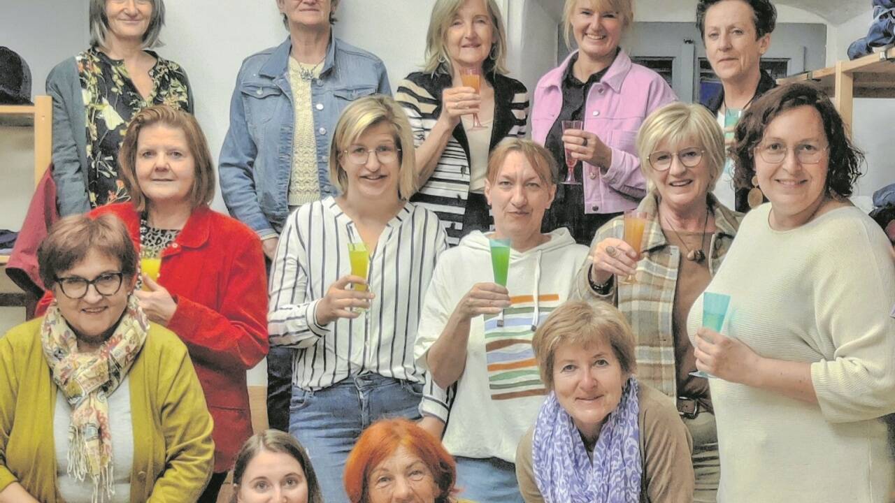 Das fast vollständige „Kleiderkasten“-Team, vorn von links: Lilli Rheinfrank, Selina Pfeifenberger, Carmen Scala, Magda Petritsch, Ines Fingerlos. Mitte v. l.: Ingrid Schlicher, Julia Karner, Barbara Koidl, Roswitha Mittermayr. Hinten v. l.: Ehrnie Wimmer, Susanne Taferner, Friederike Wirnsperger, Magdalena Schrempf, Rita Stöckl. 