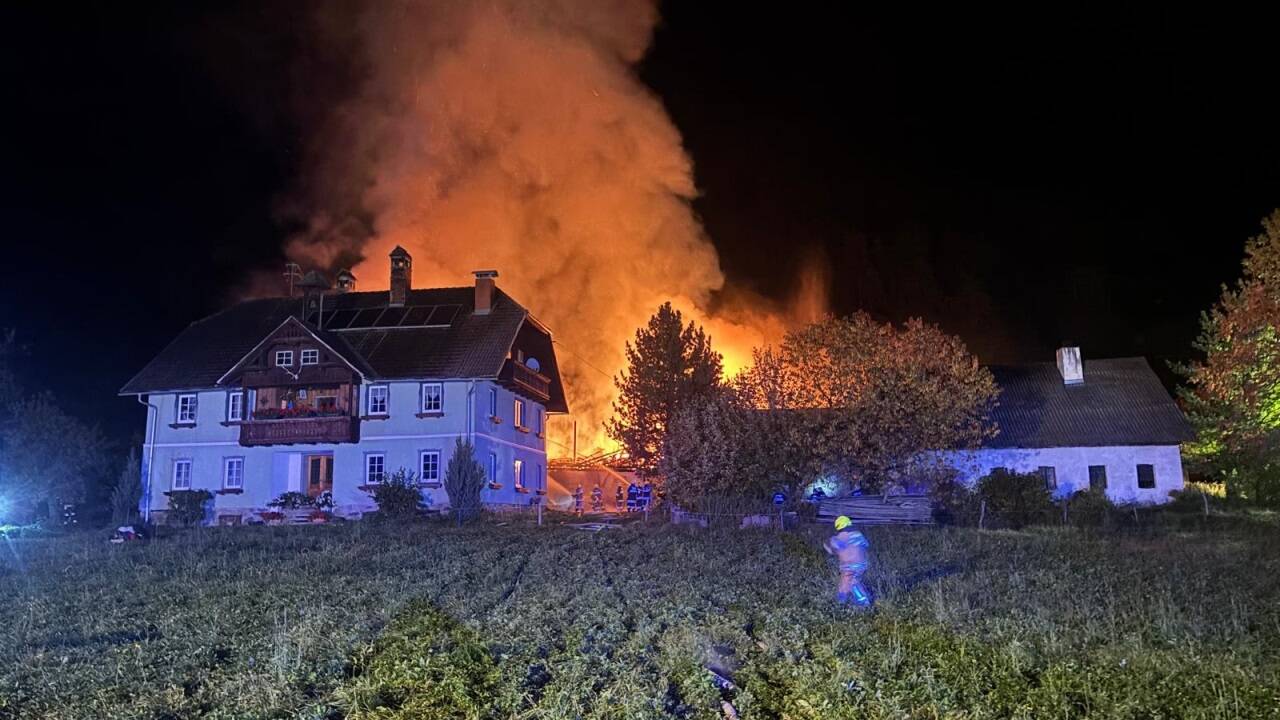 Gegen fünf Uhr früh konnte der Brand unter Kontrolle gebracht werden. 