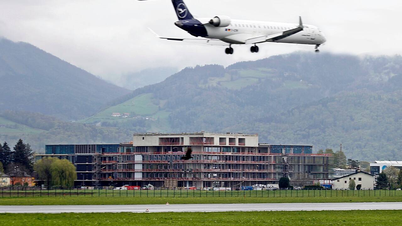 Von wegen gute Nachbarschaft: Aldi Süd errichtet in der Nähe des Flughafens eine neue Konzernzentrale, hat den Airport aber auf Millionen verklagt. Von wegen gute Nachbarschaft: Aldi Süd errichtet in der Nähe des Flughafens eine neue Konzernzentrale, hat den Airport aber auf Millionen verklagt.