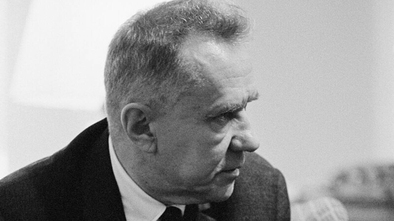 1980: Der sowjetische Ministerpräsident Alexej Kossygin tritt nach sechzehnjähriger Amtszeit aus Gesundheitsgründen zurück und wird durch Nikolai Tichonow ersetzt. 1980: Der sowjetische Ministerpräsident Alexej Kossygin tritt nach sechzehnjähriger Amtszeit aus Gesundheitsgründen zurück und wird durch Nikolai Tichonow ersetzt.
