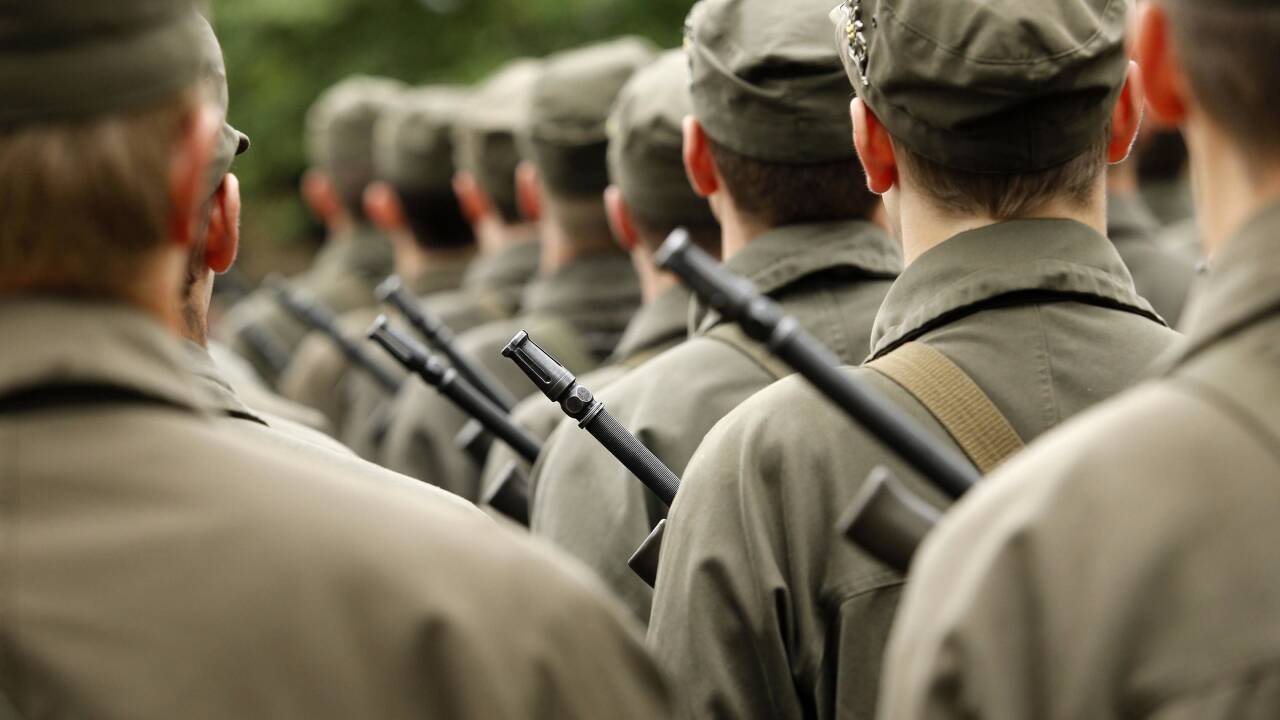 Der Mann ist Beamter beim Bundesheer. Der Mann ist Beamter beim Bundesheer.