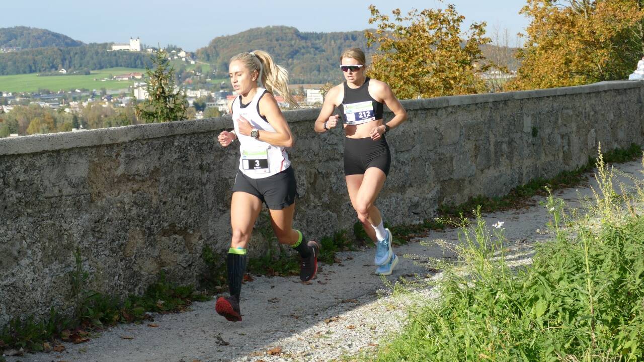 Isabell Speer (l.) beim Festungstrail 2024 vor Agata Strausa.  