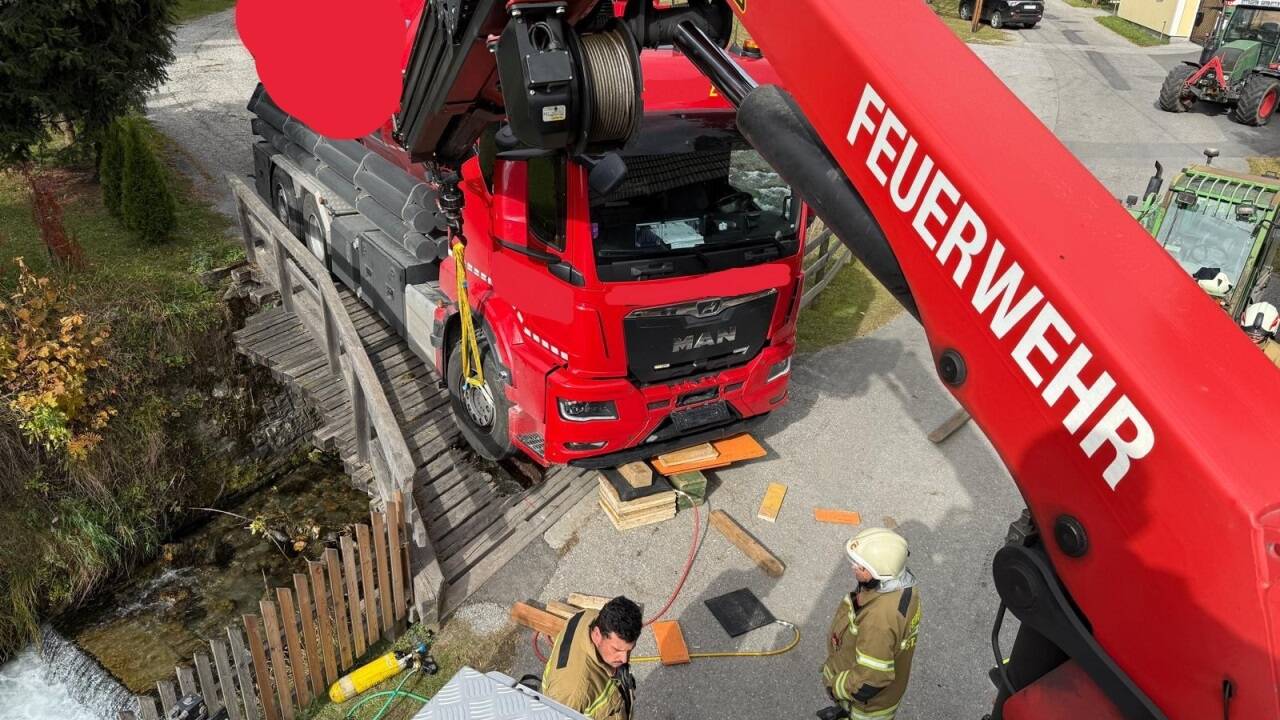 Ein mit Pellets beladener Lkw war mit der Vorderachse auf einer Holzbrücke eingebrochen.  
