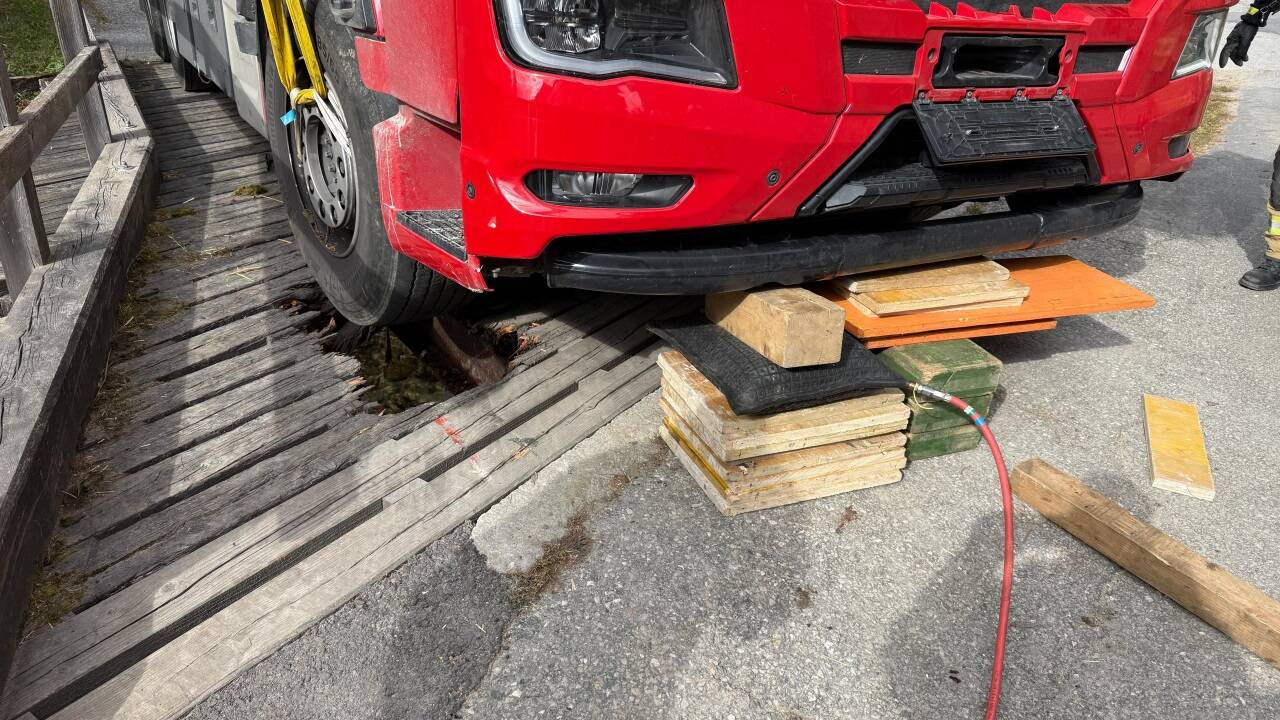  In weiterer Folge hoben die Feuerwehrkräfte den Lkw mit einem Kran an und platzierten Hebekissen unter der Vorderachse.  