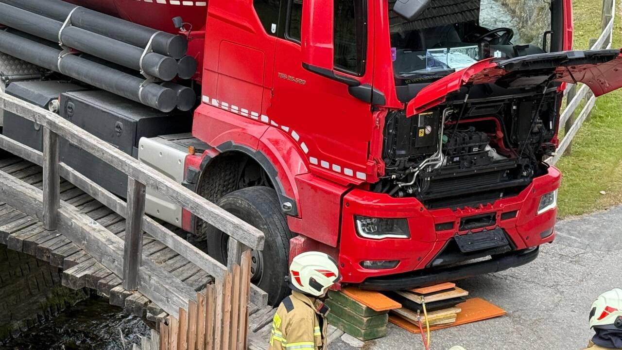  In weiterer Folge hoben die Feuerwehrkräfte den Lkw mit einem Kran an und platzierten Hebekissen unter der Vorderachse.  
