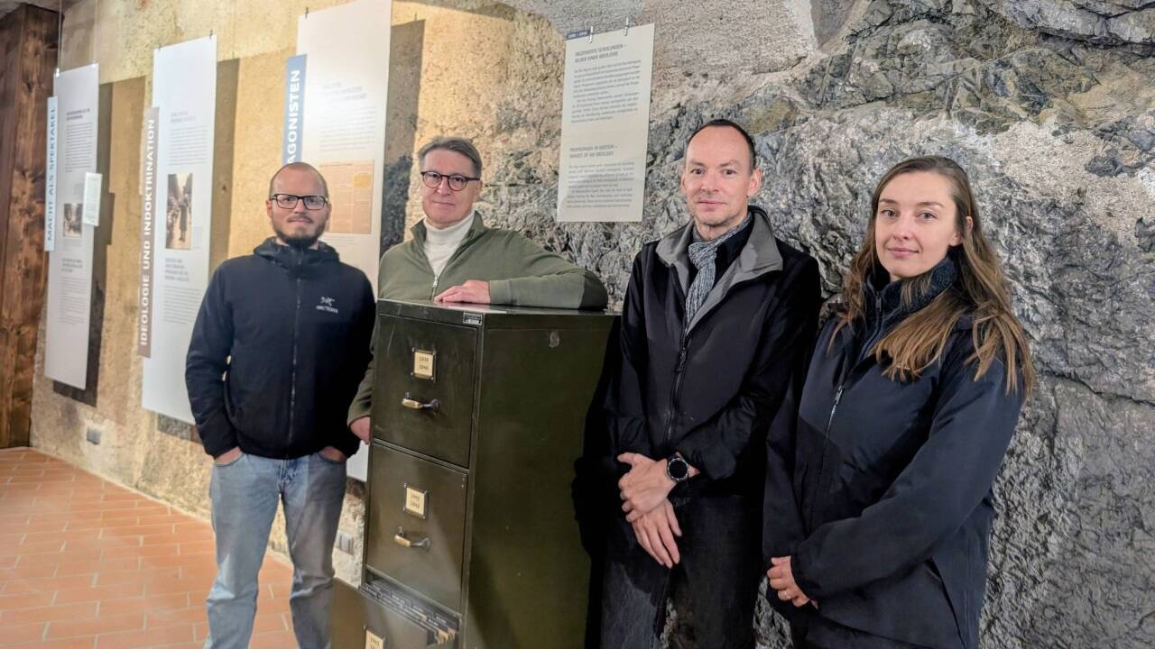 Hunderte Akten durchforstet: Robert Obermair, Albert Lichtblau, Burgverwalter Marcus Hank und Cassandra Burgstaller. (Nicht im Bild: Ausstellungsmacher Hannes Sulzenbacher).  
