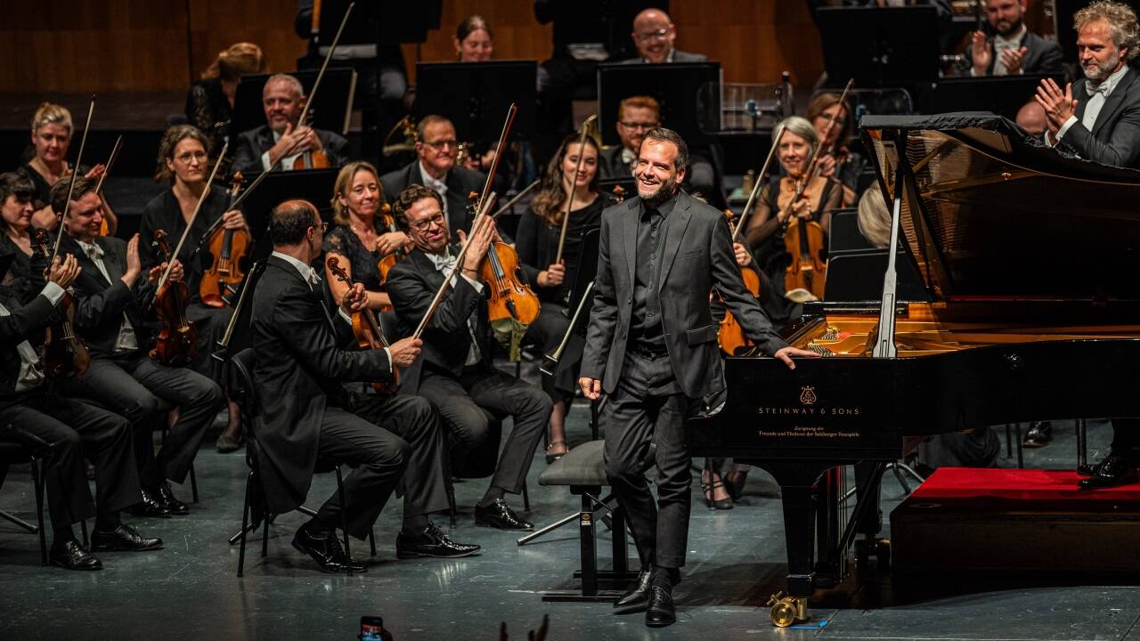 Francesco Piemontesi, Thomas Søndergård (r.) und Mitglieder des Royal Scottish National Orchestra. Francesco Piemontesi, Thomas Søndergård (r.) und Mitglieder des Royal Scottish National Orchestra.